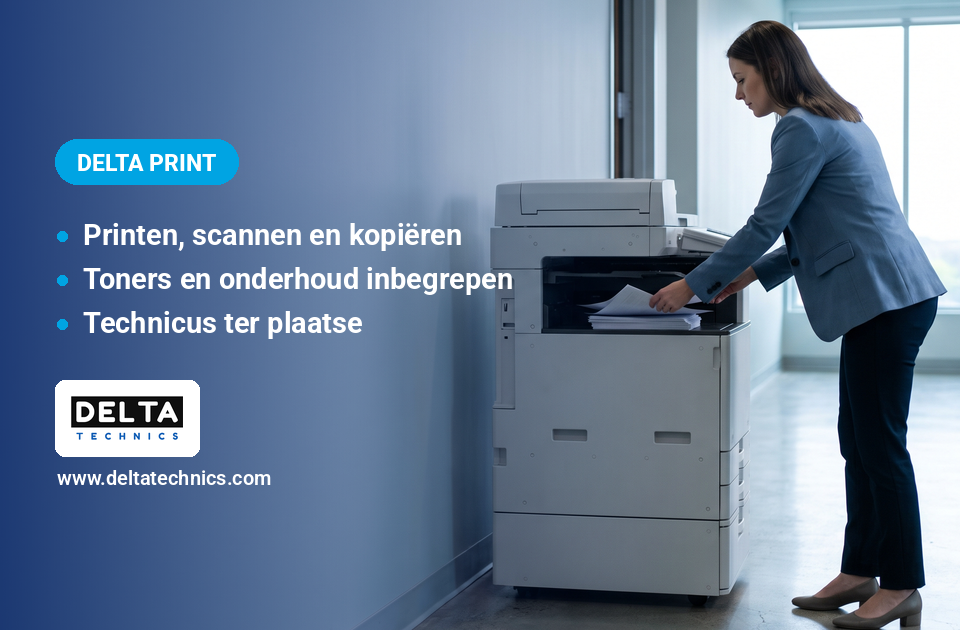 Printerbeheer bij een KMO in Limburg: medewerker neemt documenten uit een multifunctionele printer